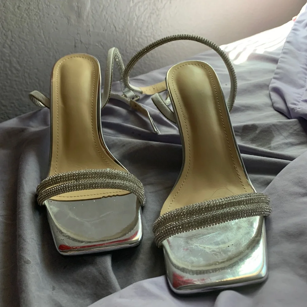 silver heels - Picture 1 of 2